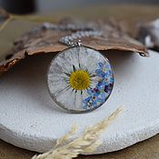 Украшения handmade. Livemaster - original item Pendant with chamomile and forget-me-nots. The pendant is made of resin with real flowers. Handmade.