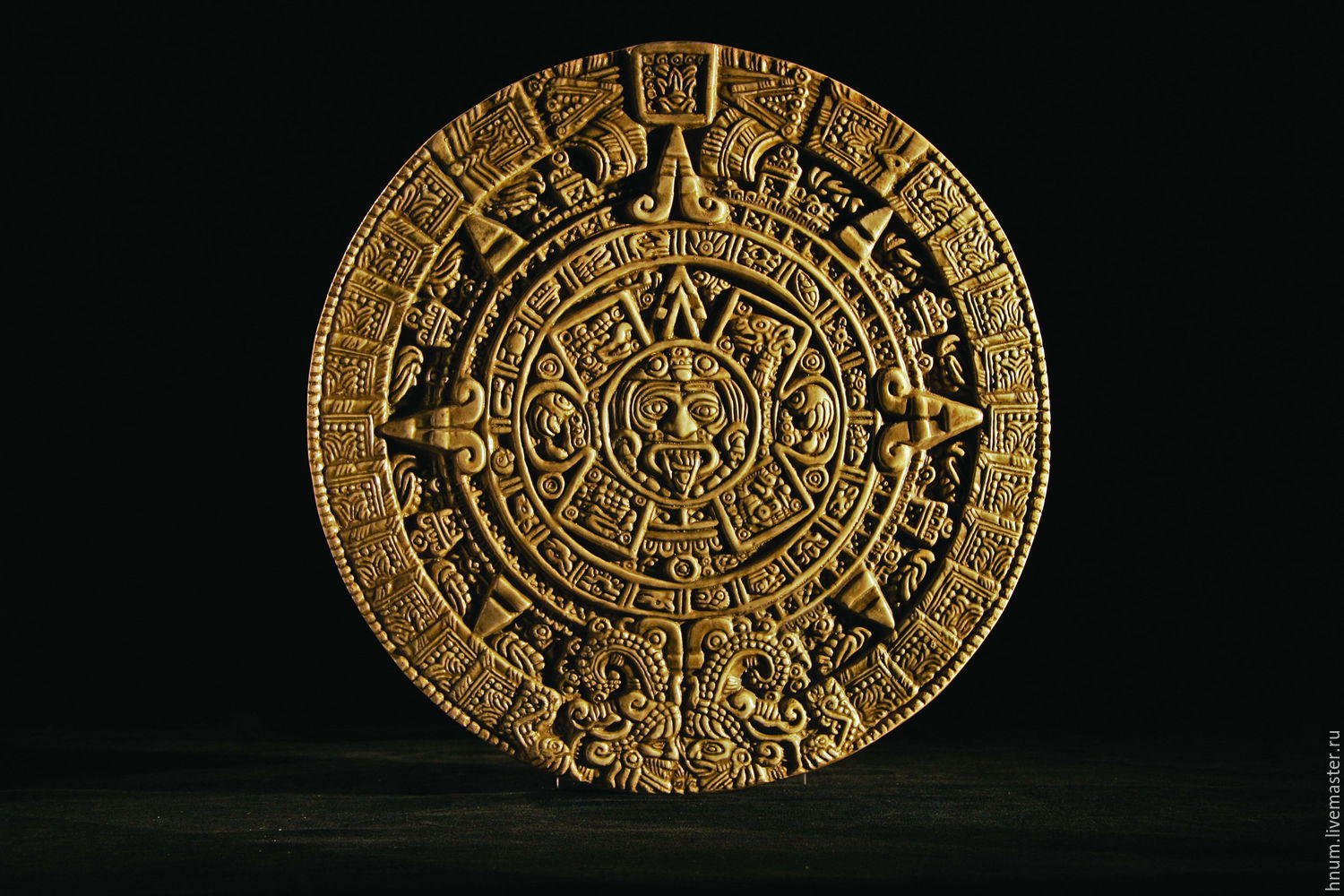 Календарь майя почему так назван. Солнечный камень древних ацтеков. Камень солнца ацтеков. Камень солнца ацтеков музей Мехико. Календарь ацтеков камень солнца.