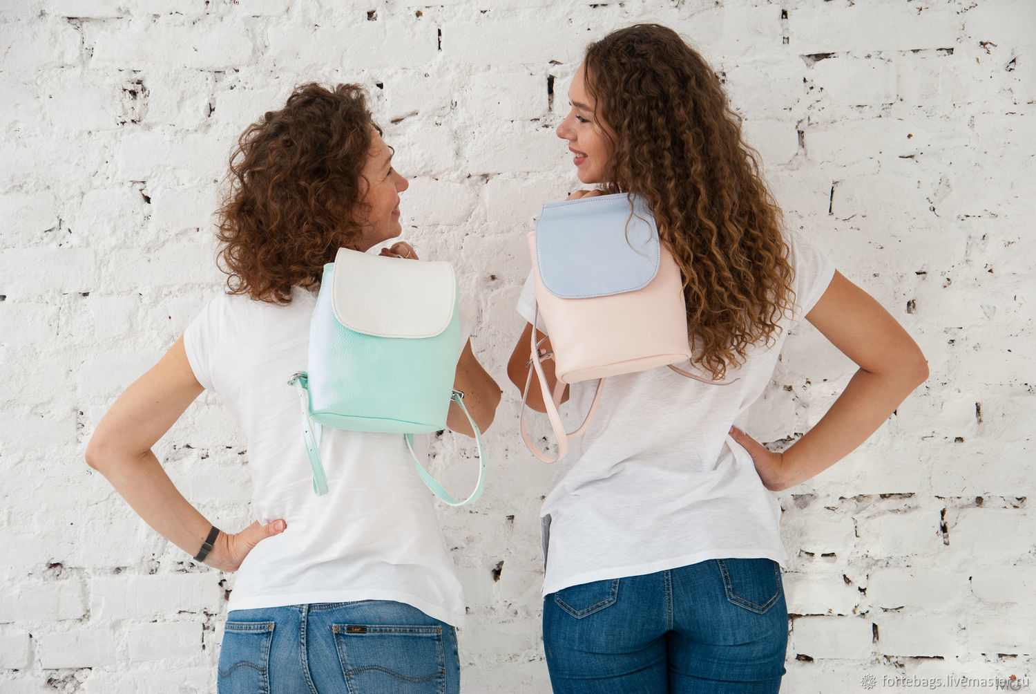 Музыкальный рюкзак с колонками speaker backpack. Вещи из рюкзаков песня. Портфель с вещами. Украсить рюкзак. Вещи из рюкзаков песня.