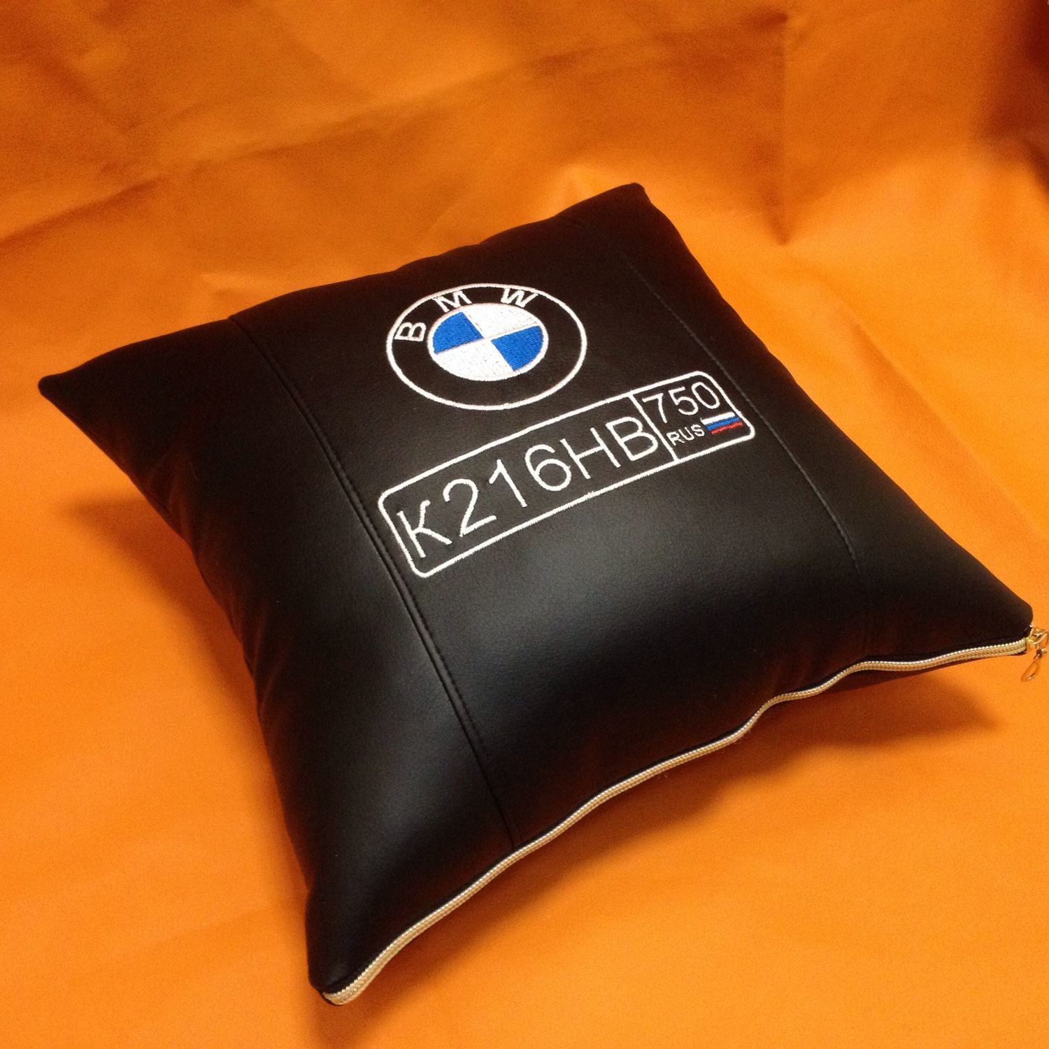 Купить подушки бмв. Подушка в машину. Подушки кожаные для автомобиля. Подушка в машину с логотипом. Подушки в автомобиль с логотипом BMW.