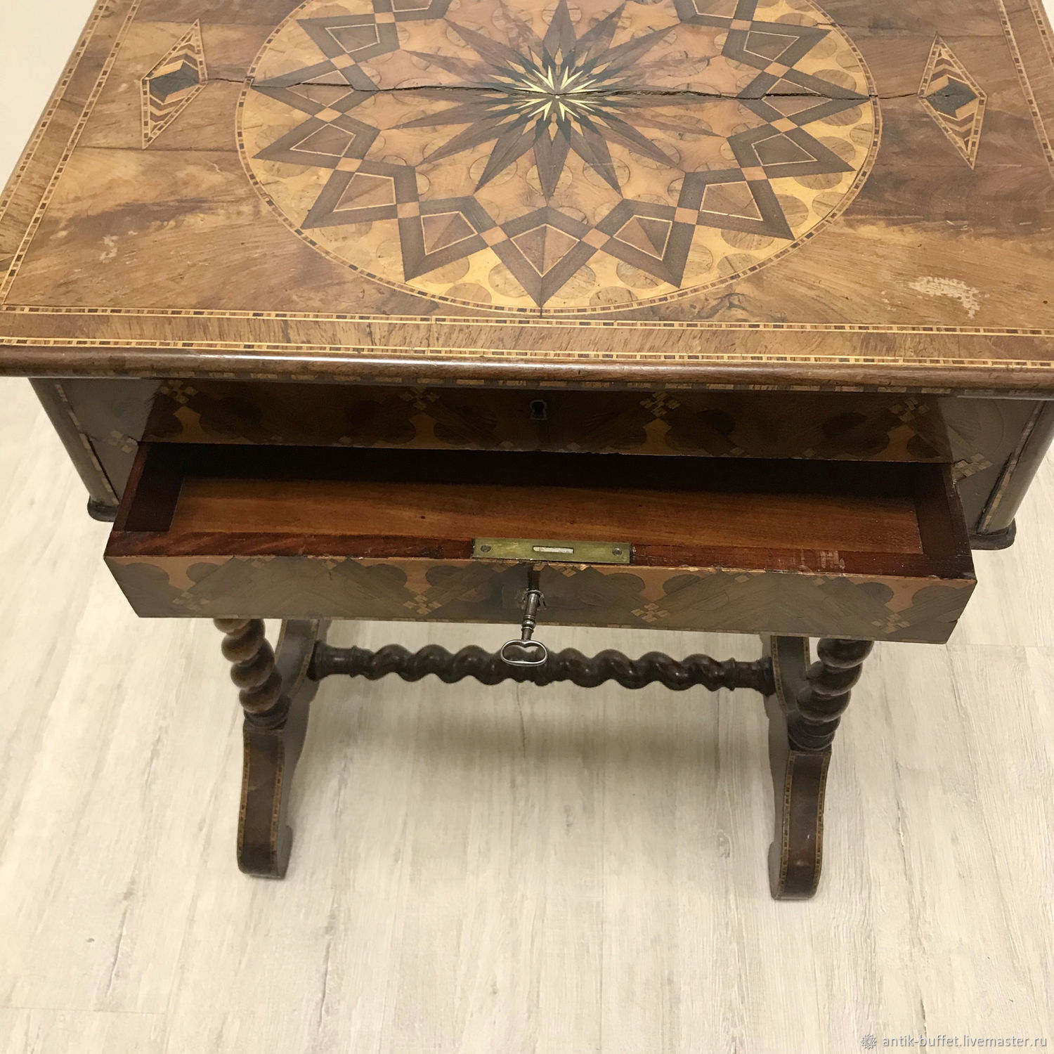 Старинный столик для ВАЗ