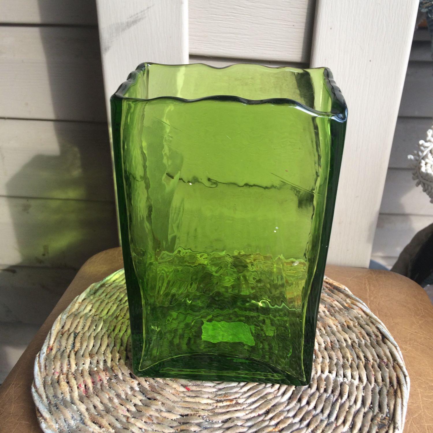 Купить толстое стекло. Зеленые стеклянные вазы. Квадратные вазы из стекла. Квадратная ваза из стекла. Зеленая стеклянная ваза.