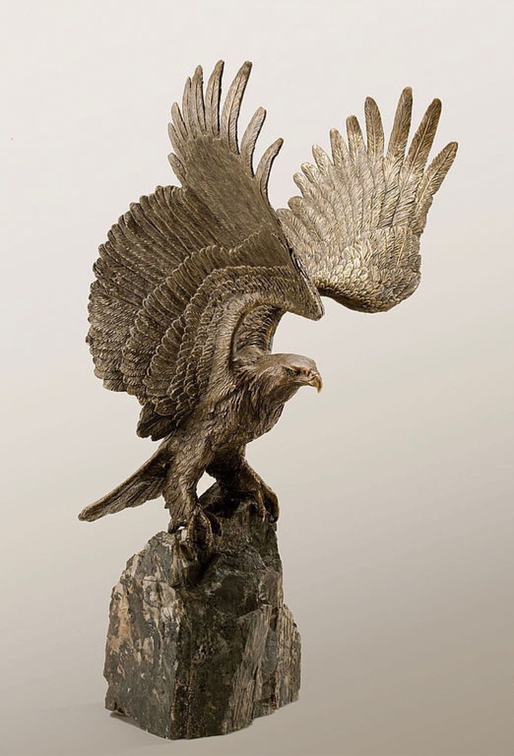 Ручной орел купить. Скульптура "Орел на скале". Орел Эрьзи Орел скульптура. Орел скульптура Цетине. Орел на скале бронза.