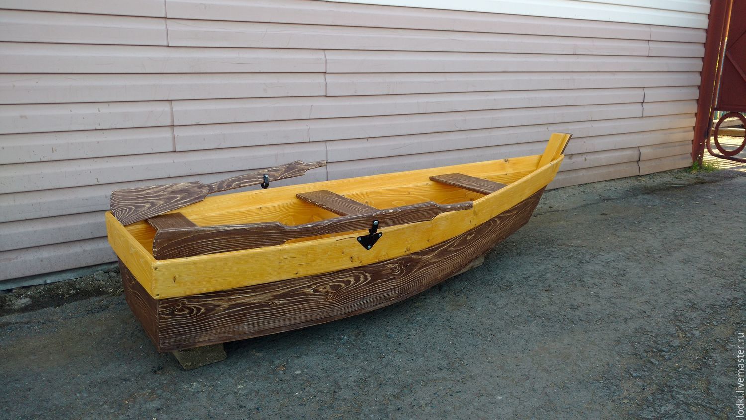 Лодка из дерева декор