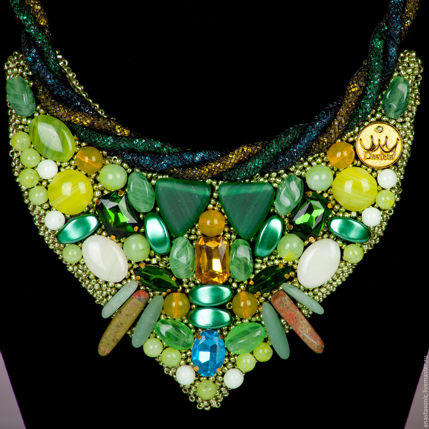 Асимметрия в украшениях. Девушка надевает серьги. Украшения привлекают. Роскошные украшения для женщин. Серьги из бисера 2023 года тренд.