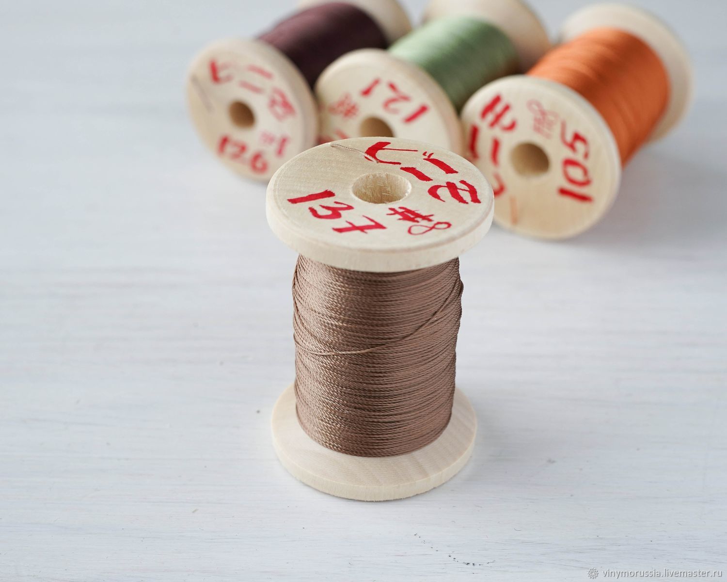 Нить крученая двухрядная. Крепкие нитки 5 букв. Крепкие нитки 5 букв. Крепкие нитки 5 букв. Катушки с нитками вид сверху.