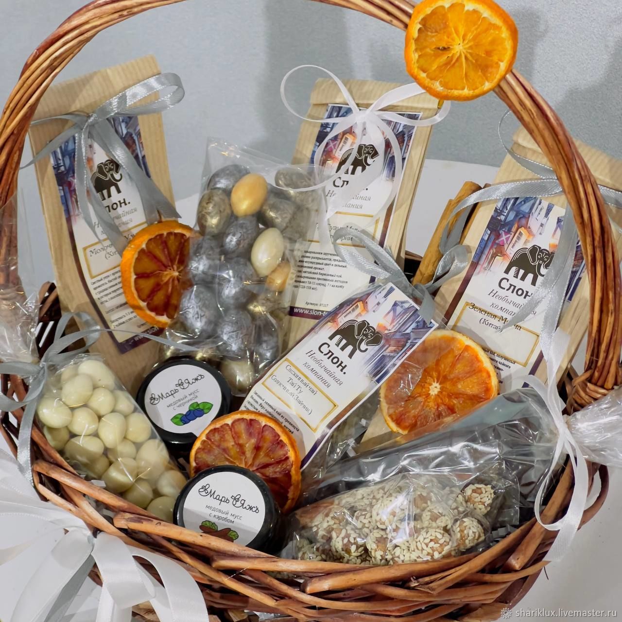 Подарочная корзина с чаем и орехами купить в интернет-магазине Ярмарка ...