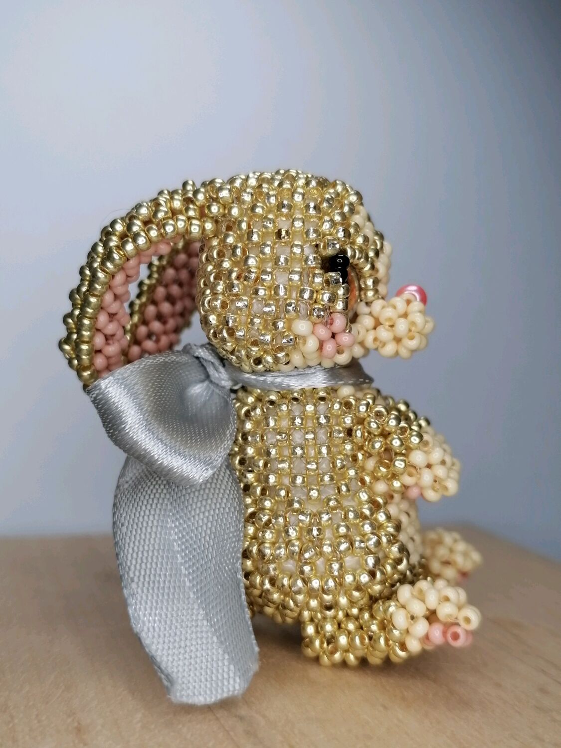 Брелок зайчика. Зайчик. Символ 2023. Зайчик из бисера. Амигуруми ...