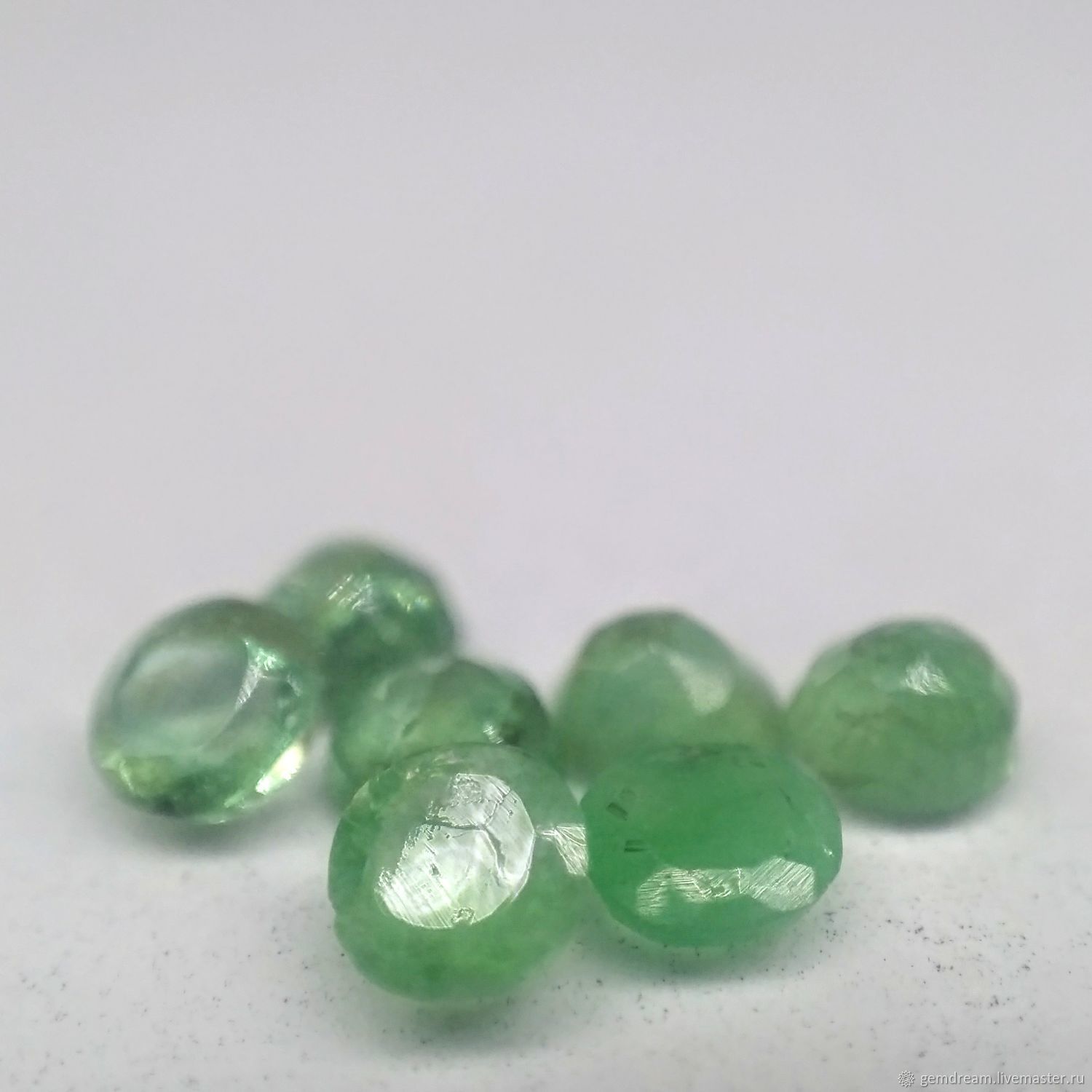 Медный изумруд. Изумруд трапиче. Старое название изумруда. Драгоценный камень падпараджа. Зеленый камень полудрагоценный.