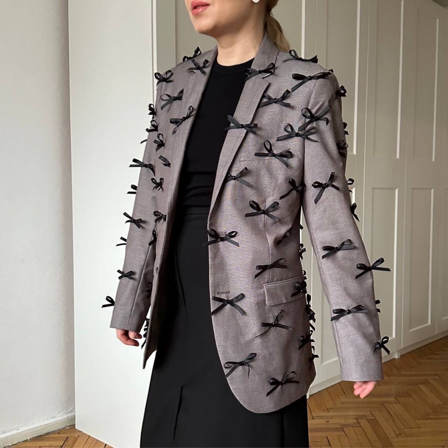 Пиджак с бантами. Одежда с бантиками тренд. Пиджак с бантиками. Пиджак с бантами. Деконструкция в пиджаке.