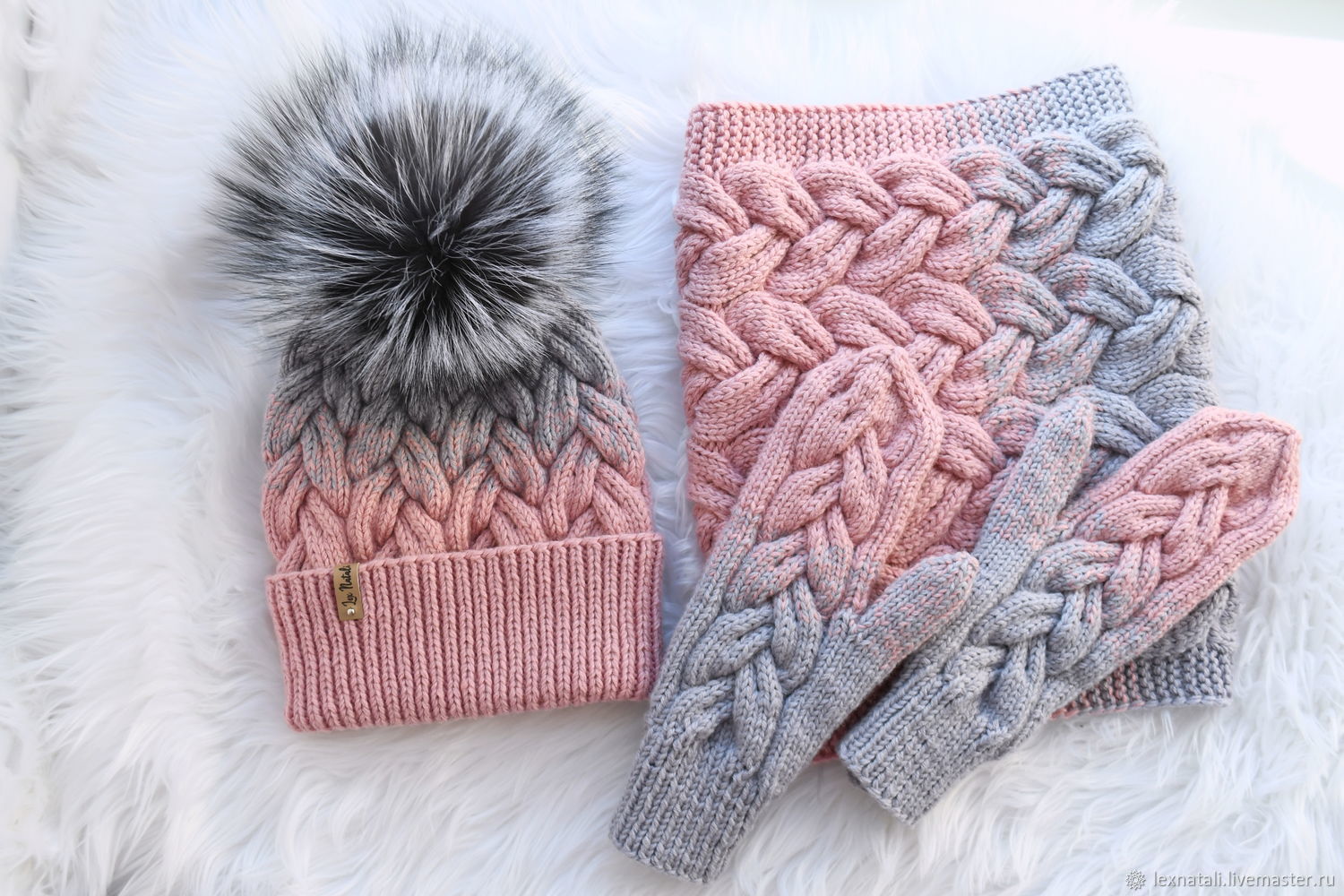 Комплект: шапка, снуд, варежки. Белая вязаная шапка. Комплект: шапка, варежки. Шапка и варежки спицами. Шапки снуды варежки.