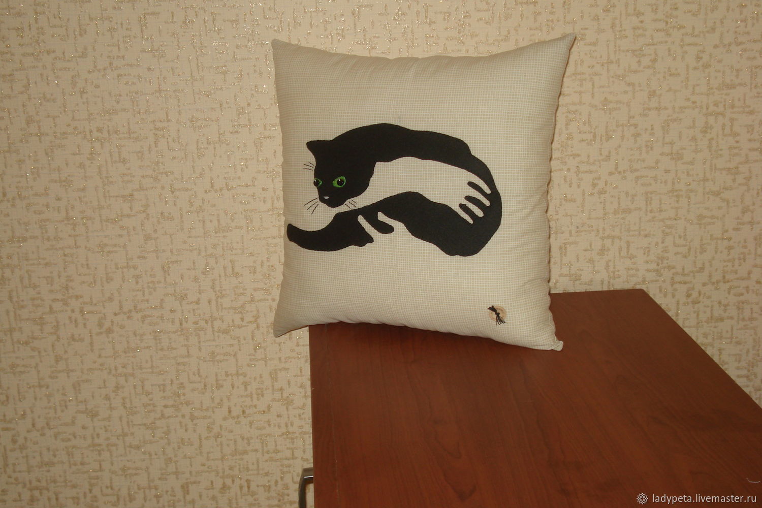 Характер кошки по подушечкам. Подушка кошка. Аппликация на подушку. Подушки с кошками аппликация. Подушка кошка своими руками.