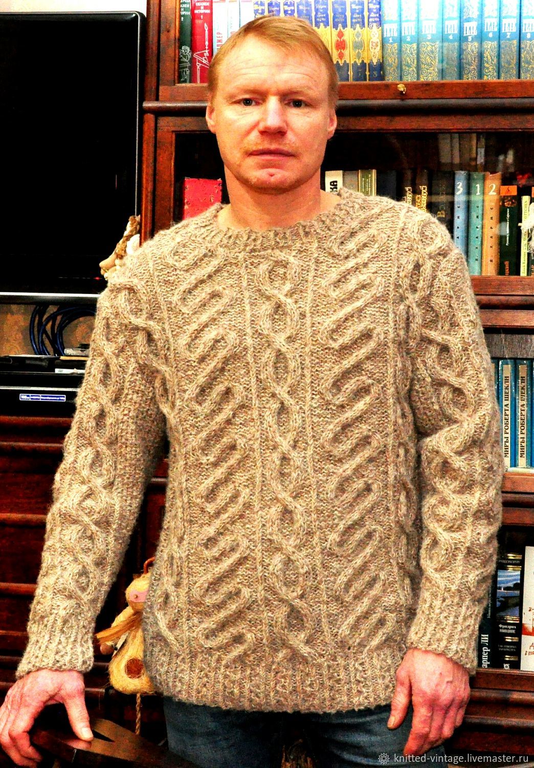 Мужской свитер спицами с косами и аранами 